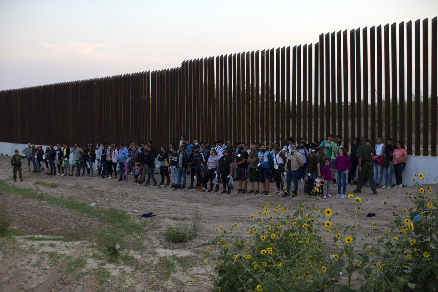 Migran terjebak dalam protes Meksiko Judul 42 putusan: lapor