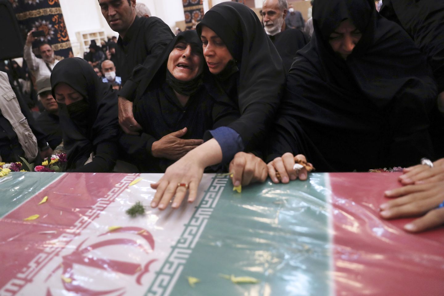 İran'da öldürülen Albay Hassan Sayyad Khodaei'nin cenazesine binlerce kişi katıldı