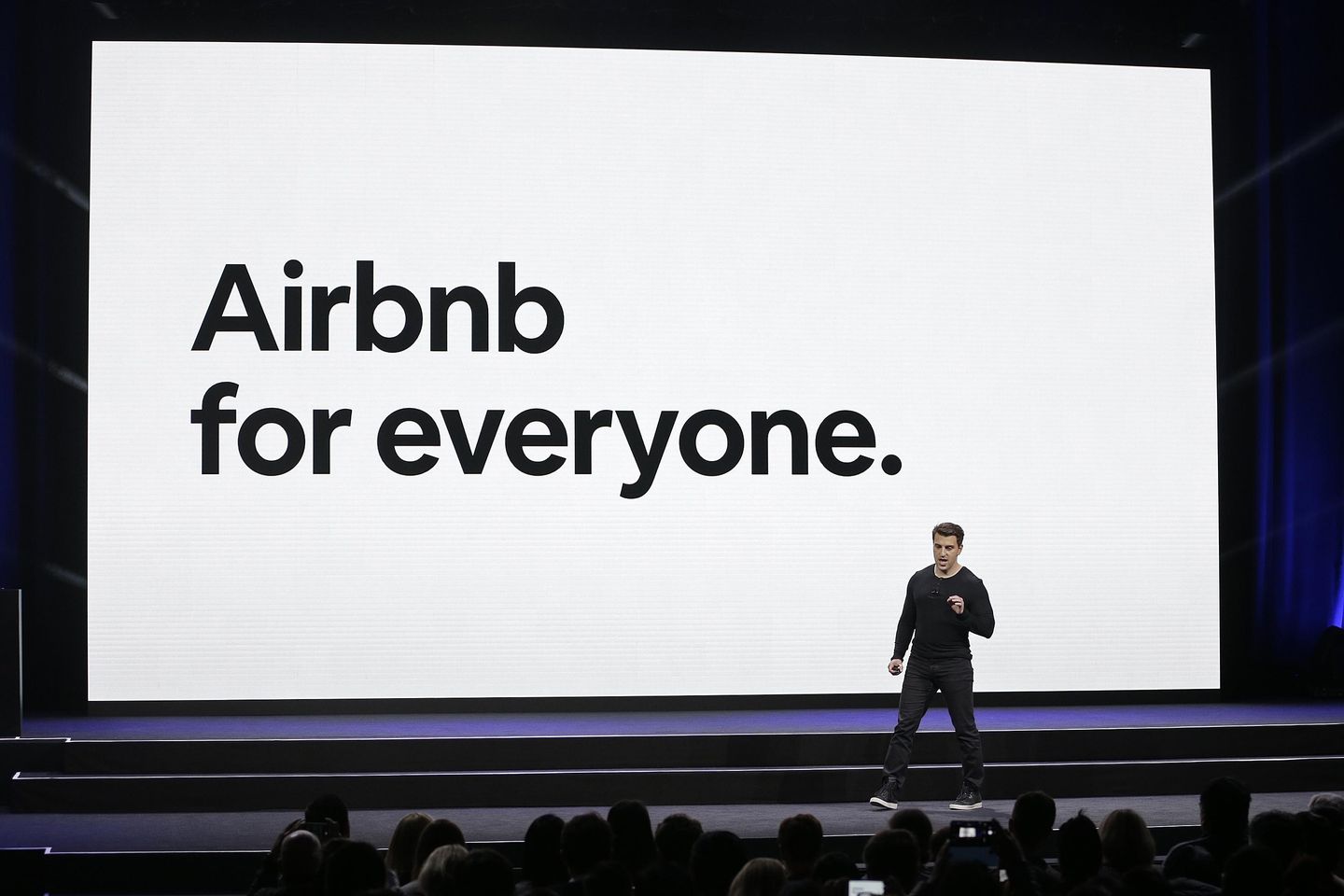 Laporan Airbnb yang baru menemukan bahwa pelanggan Kulit Hitam mengalami lebih banyak masalah pemesanan