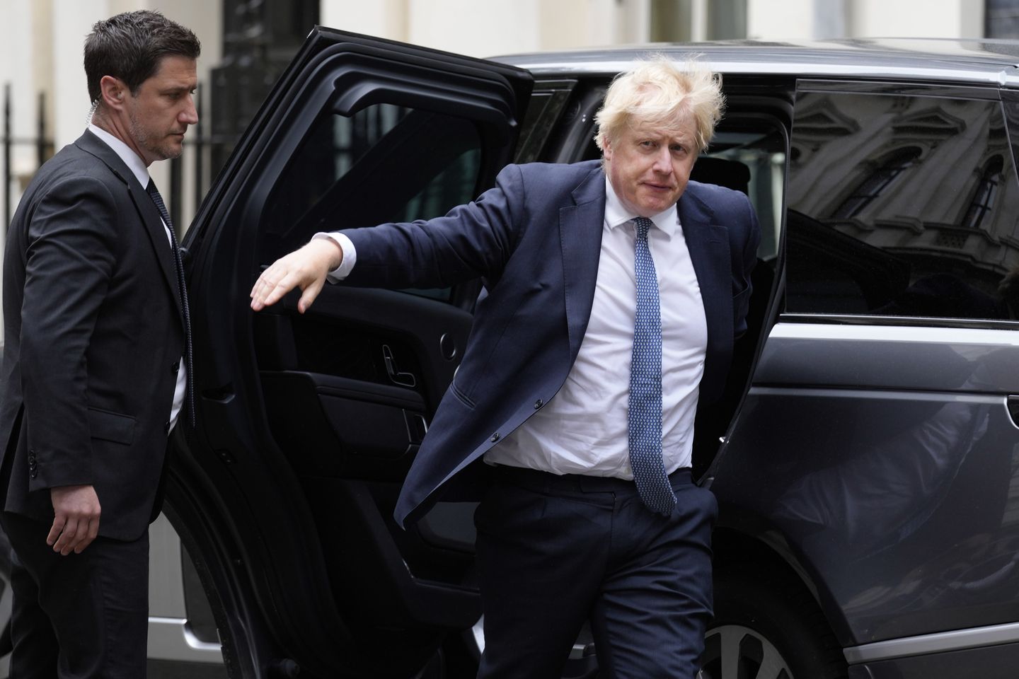 İngiltere'den Boris Johnson ve diğer liderler tecrit partilerini suçladı