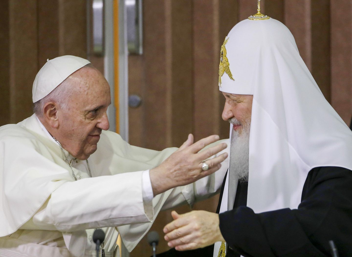 Papa, 'saf' politikası nedeniyle eleştirilen Rus patriğini selamladı