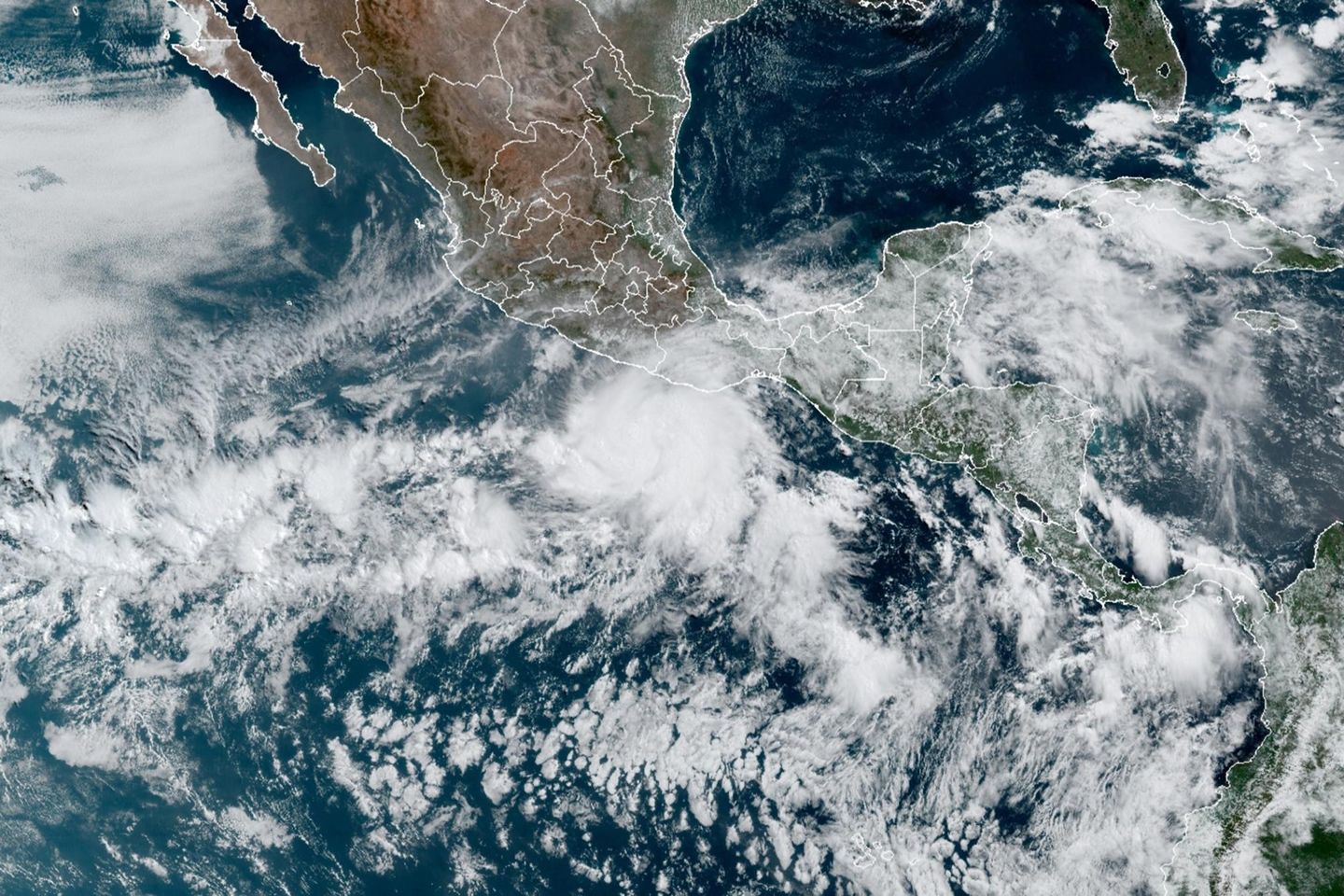 Agatha Kasırgası Meksika turizm bölgesinde ağır bir darbe hedefliyor