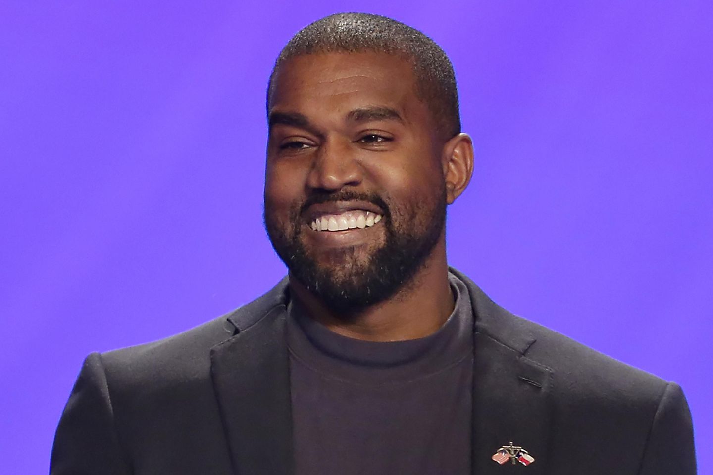 Kanye West, Paris defilesinde 'White Lives Matter' sweatshirt giyiyor