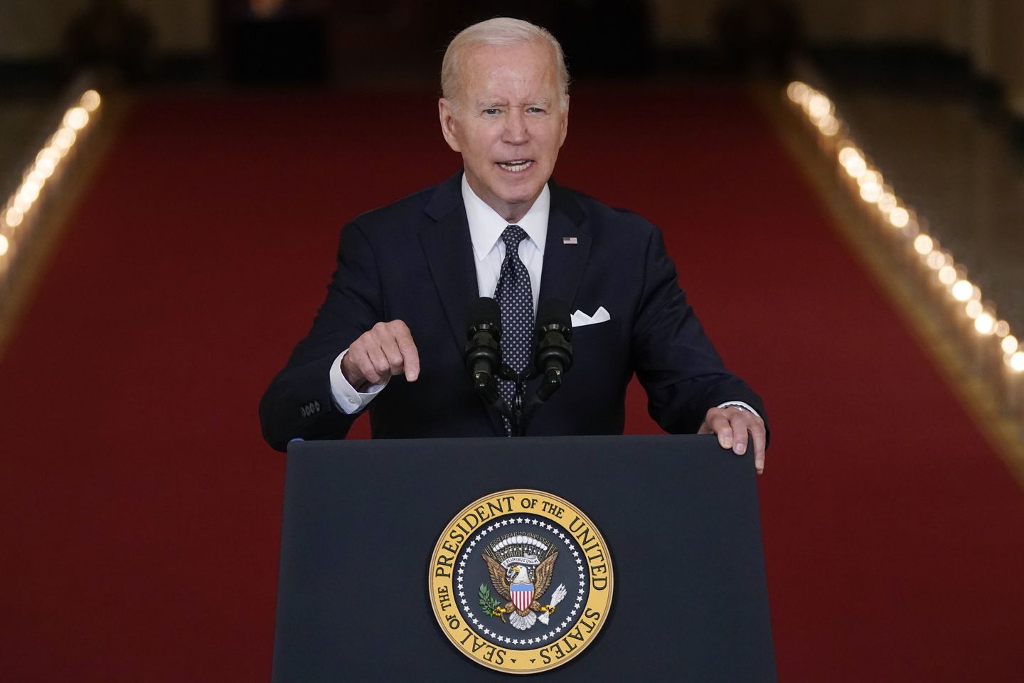 Joe Biden menyerukan larangan senjata serbu, membuat produsen senjata bertanggung jawab atas penembakan