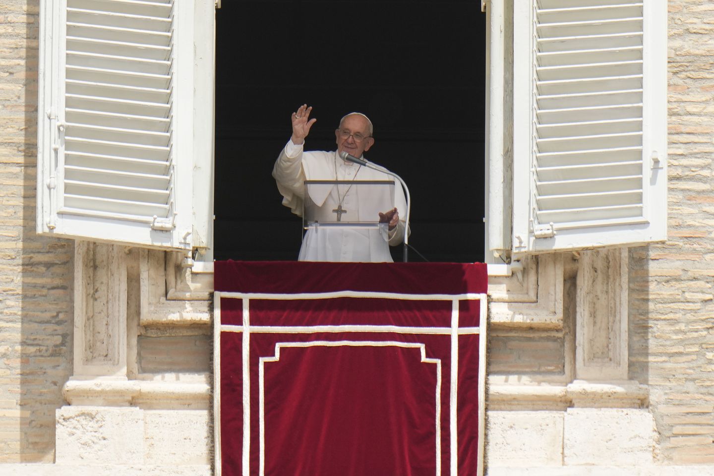 Papa Francis, Pentecost sözlerinde dünya liderlerinden 'insanlığı yıkıma götürmemelerini' istiyor