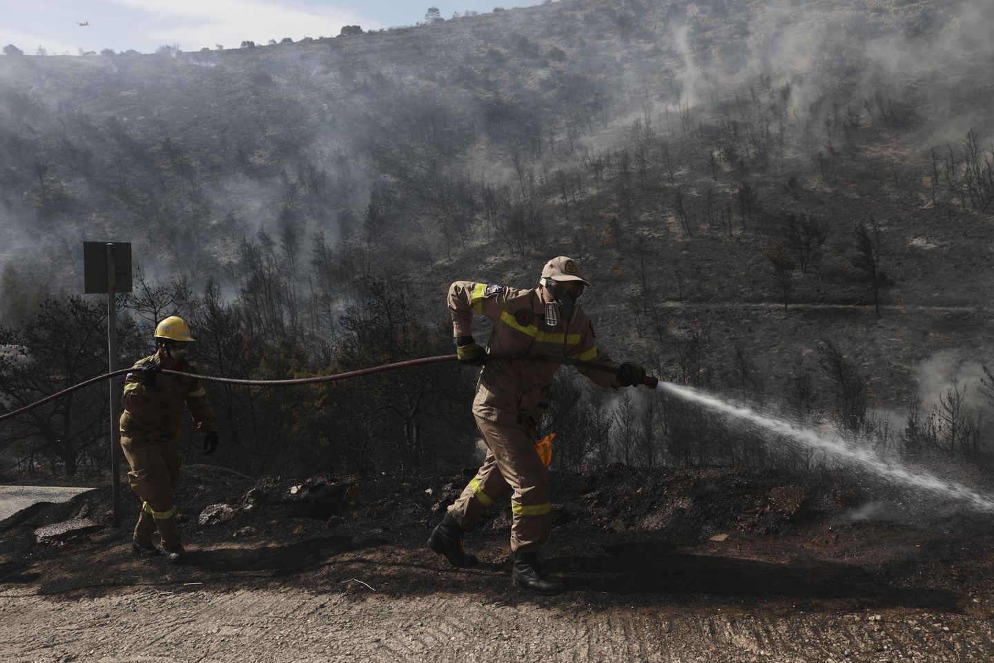 Yunan itfaiyeciler ikinci gün için Atina yakınlarında yangınla mücadele ediyor