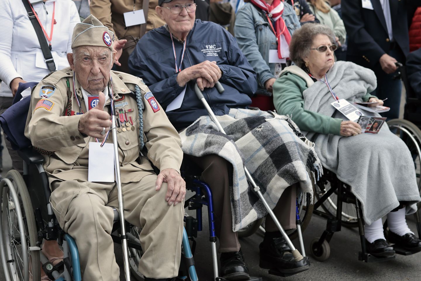 Kalabalık, Normandiya D-Day kutlamalarında İkinci Dünya Savaşı gazilerini onurlandırdı