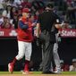 Los Angeles Angels&#39; manager Joe Maddon, left, disputes a stolen base call during the fifth inning of a baseball game against the Boston Red Sox in Anaheim, Calif., Monday, June 6, 2022. (AP Photo/Ashley Landis)
