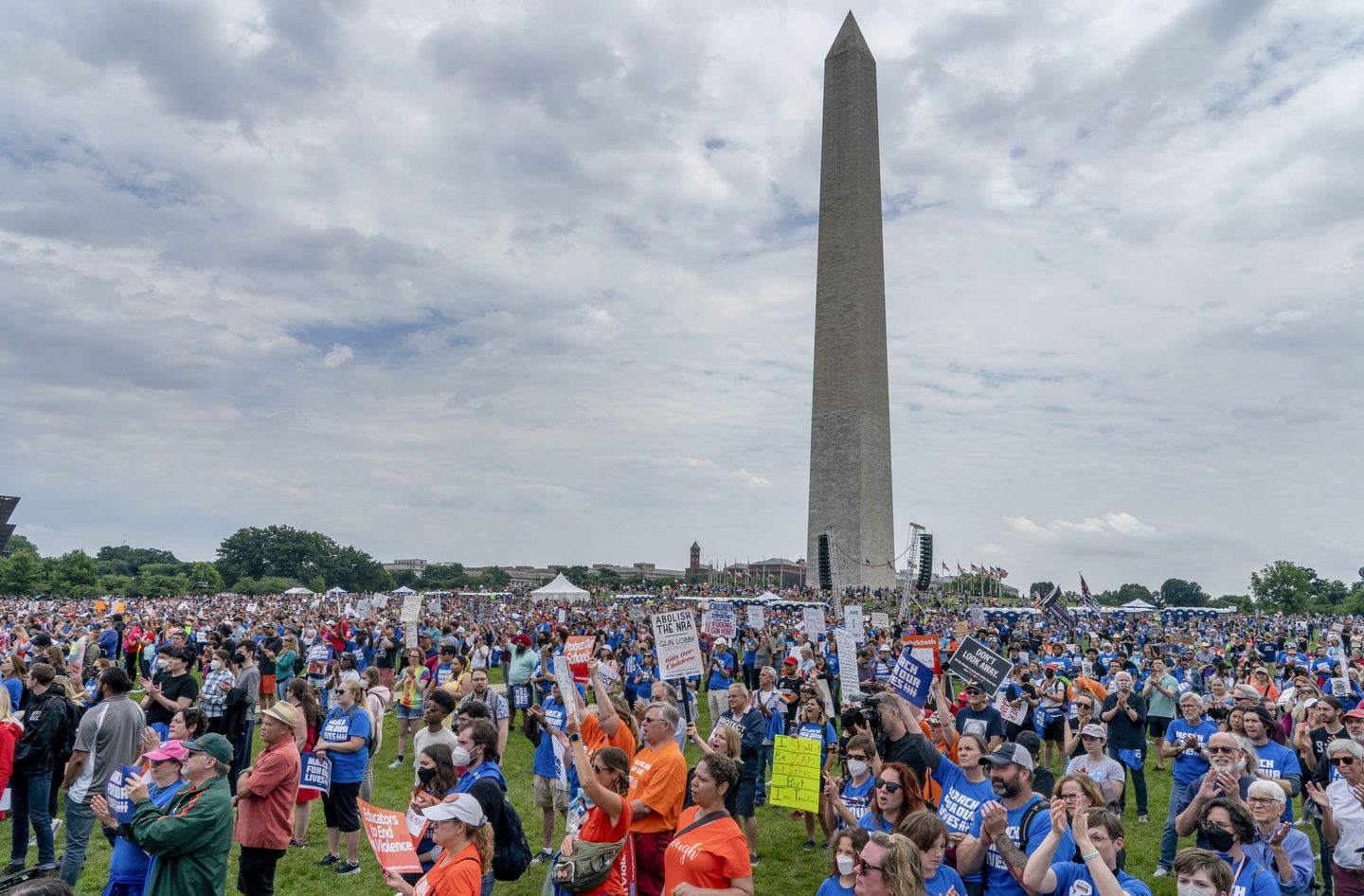 Ribuan orang berkumpul di National Mall untuk menyerukan undang-undang senjata yang lebih ketat