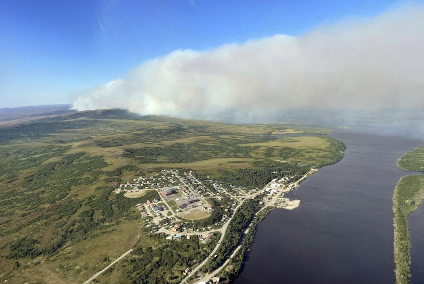 Api Tundra melambat, tetapi masih membidik desa Penduduk Asli Alaska