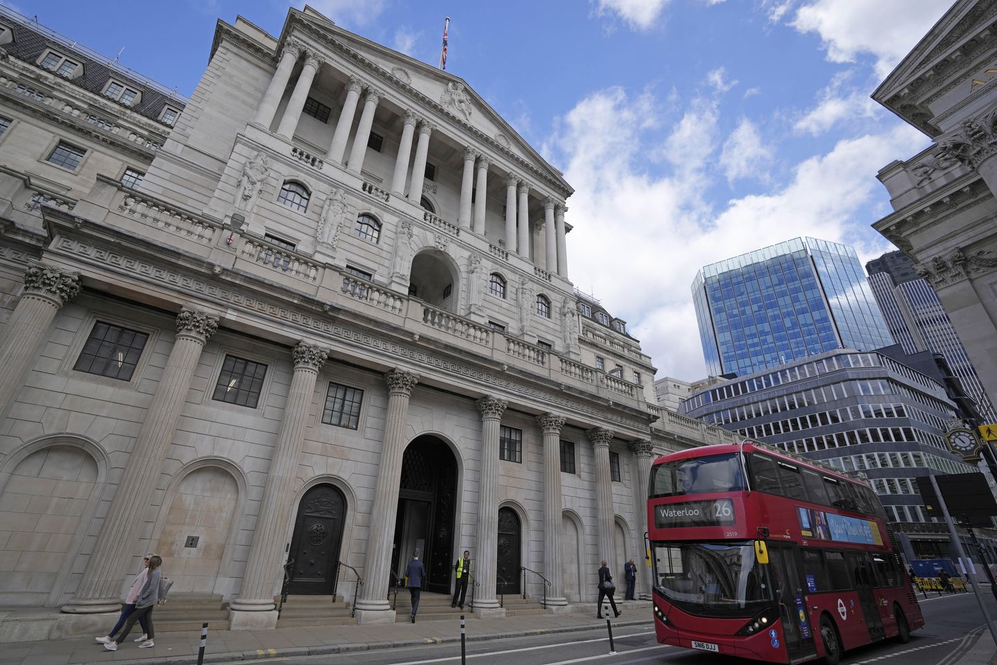 İngiltere Merkez Bankası faiz oranlarını artırdı, ancak daha cesur bir hamleye direndi