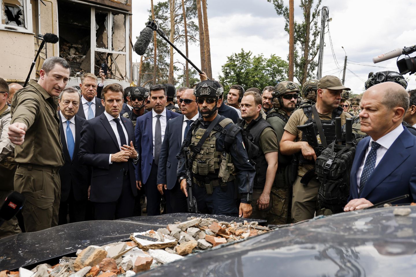 Fransa Cumhurbaşkanı Emmanuel Macron Kiev'in banliyösünü ziyaret ederek 'katliam'ı kınadı