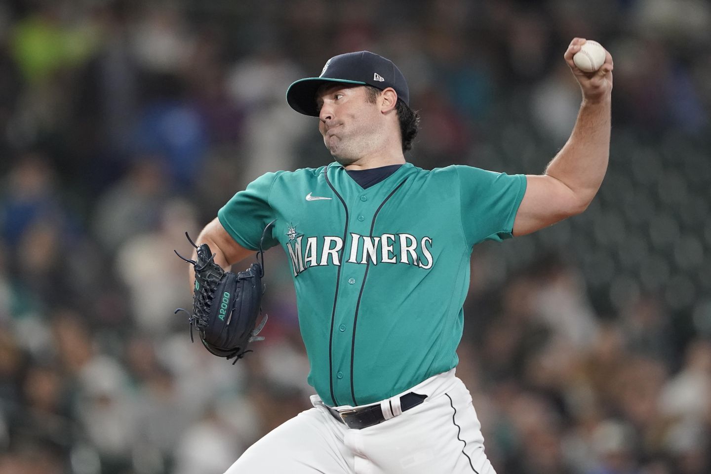 Mariners' Ray loses no-hitter on grounder off his own glove