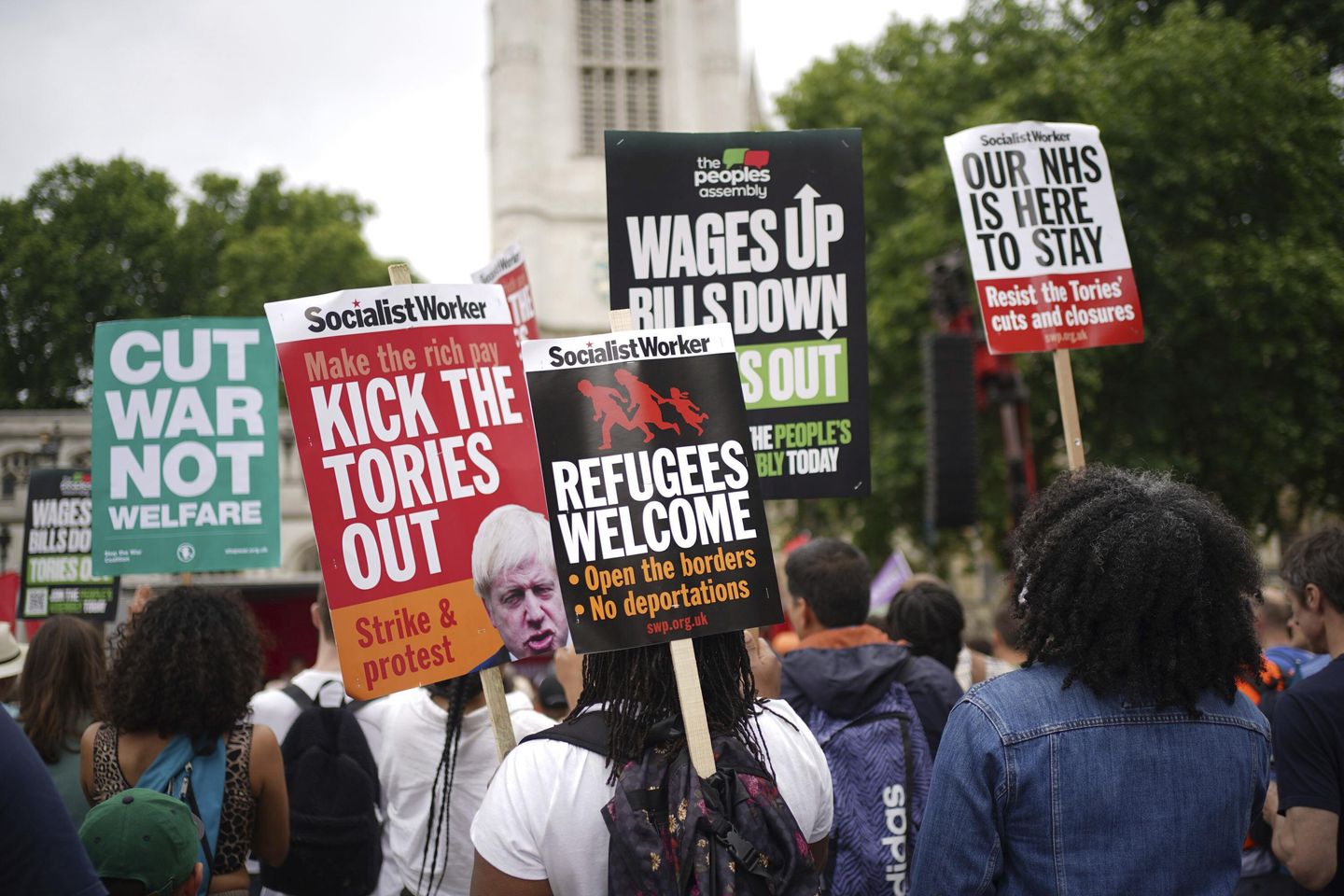 Büyük kalabalıklar artan maliyetleri protesto etmek için Londra sokaklarına çıktı