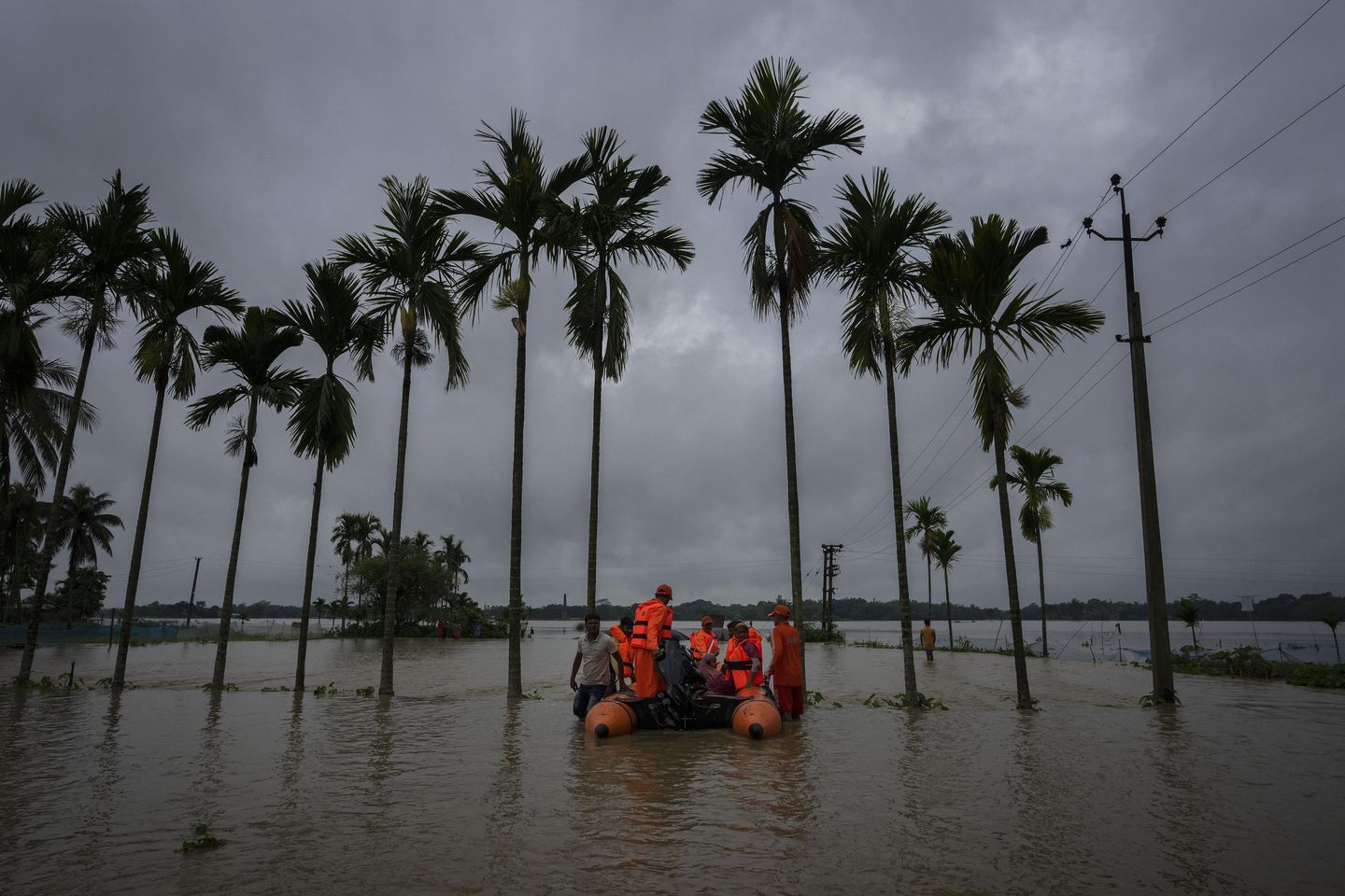 Hindistan ve Bangladeş'teki sel, milyonlarca insanı evsiz bıraktı, 18 ölü