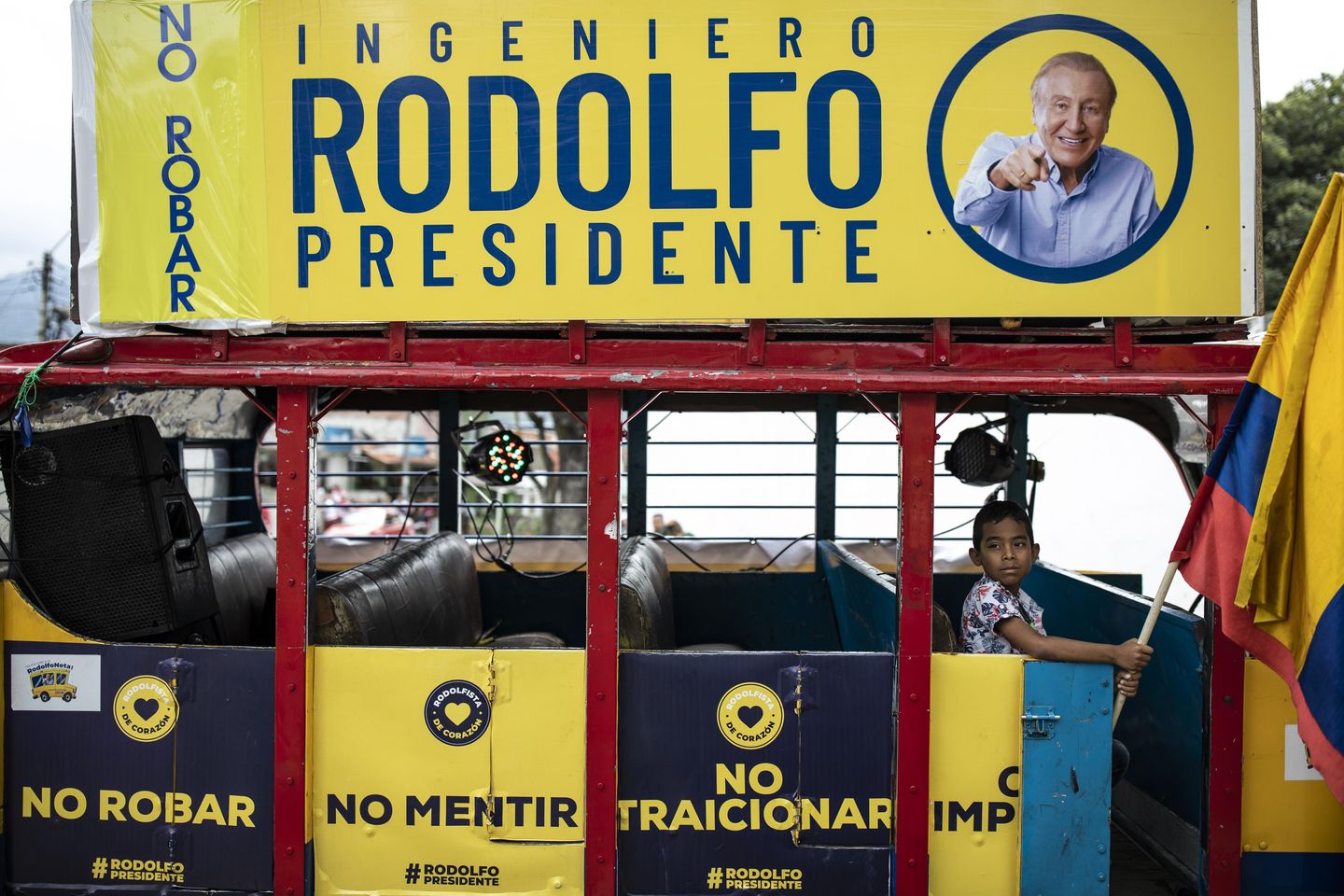 Eski isyancı Kolombiya'nın ilk solcu başkanı olmak için ikinci turu kazandı