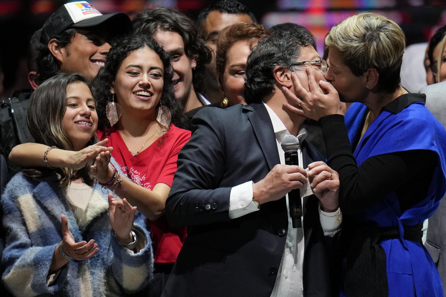 Kolombiya, sıkı ikinci tur yarışmasında 1. solcu cumhurbaşkanı Gustavo Petro'yu seçti
