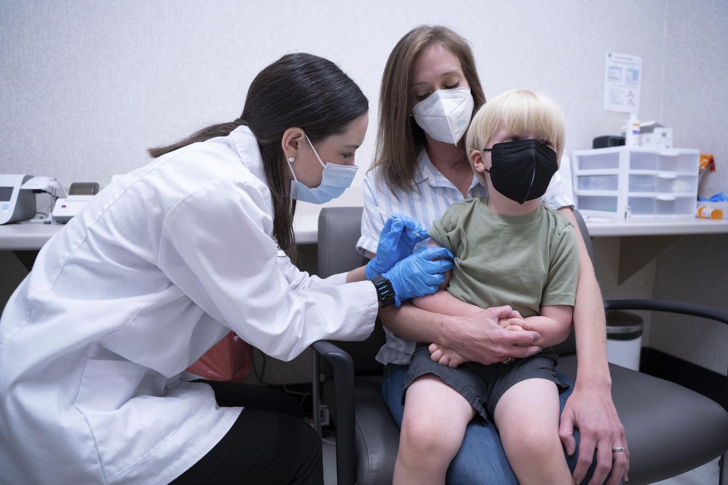 Upaya vaksin COVID-19 untuk anak-anak bungsu dimulai dengan sungguh-sungguh