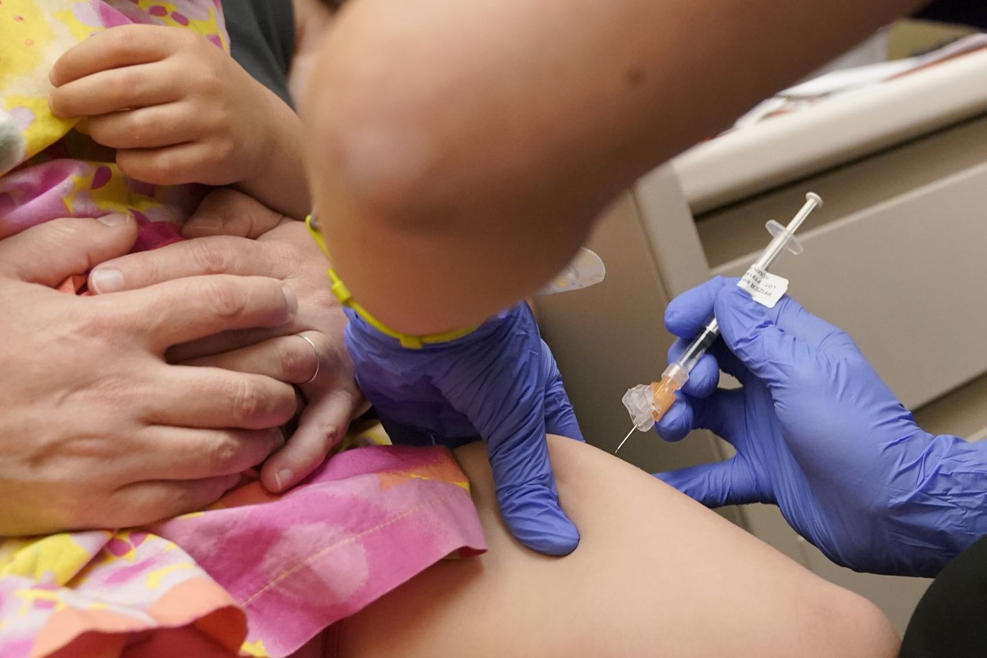 HHS promueve vacunas COVID-19 para niños pequeños en nuevos anuncios