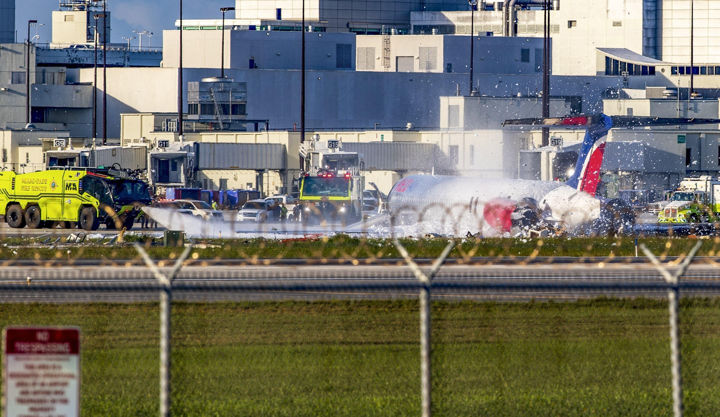 Avión se incendia tras aterrizar en aeropuerto de Miami;  3 heridos