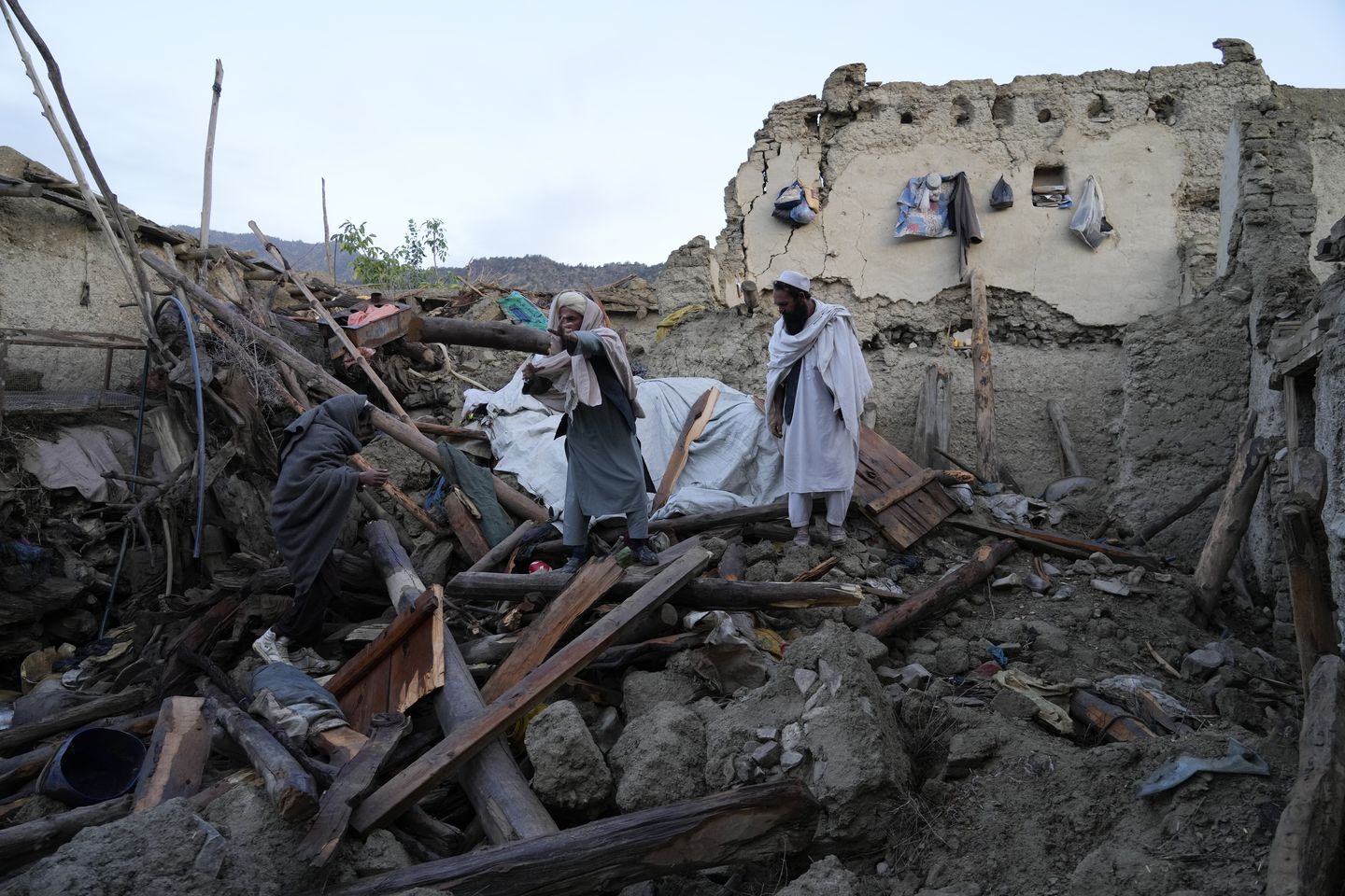 Afganlar ölüleri gömüyor, deprem 1.000 kişiyi öldürdükten sonra hayatta kalanlar için kazıyor