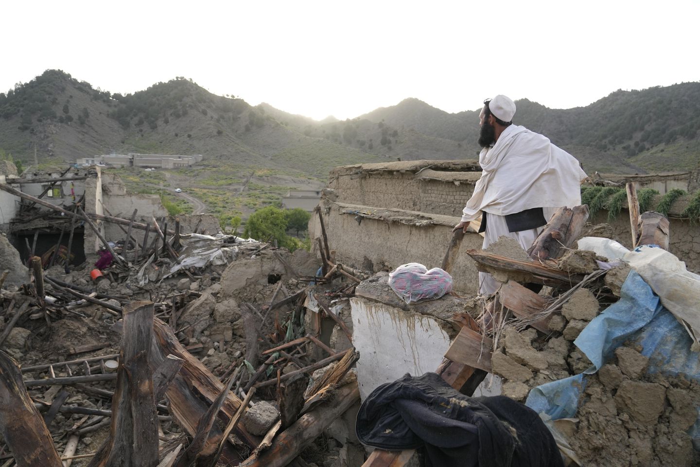 Afganistan'da artçı depremde ölü sayısı bin 150'ye yükseldi