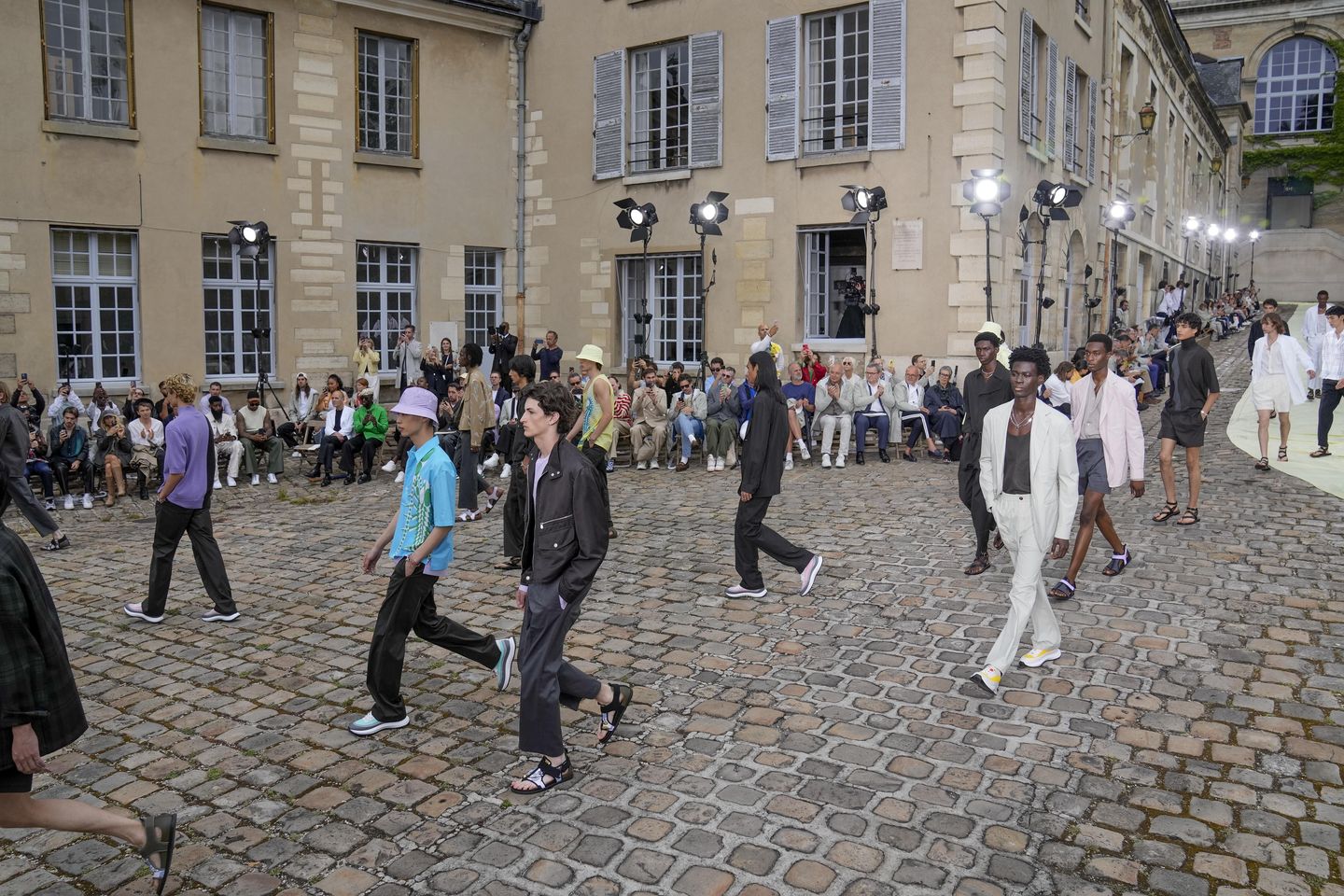 Loewe, Paris Moda Haftası'nda distopik bir gelecek sunuyor