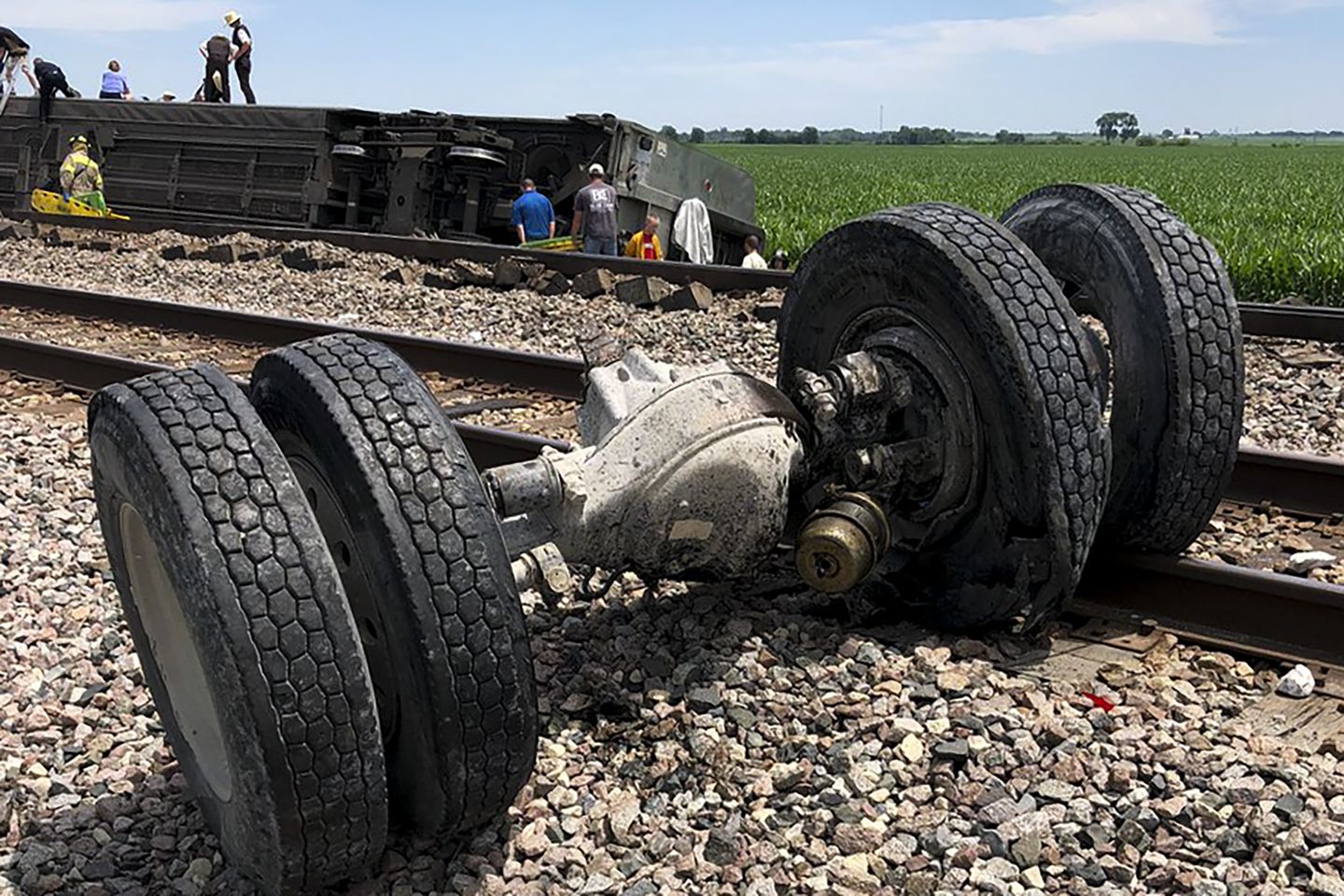 Al menos 3 muertos cuando tren de Amtrak choca con camión volquete y se descarrila