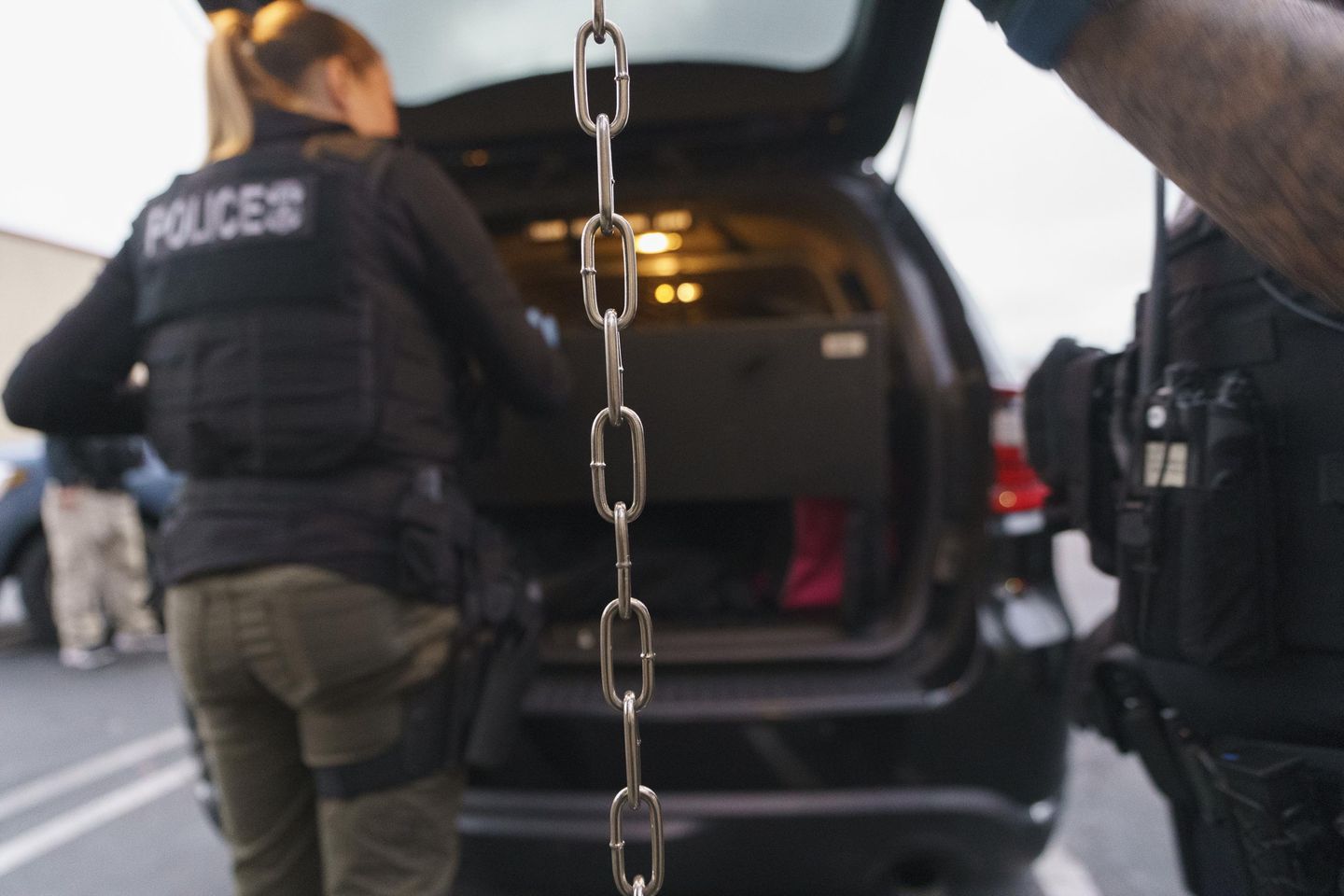 ICE menangkap lebih sedikit narapidana pada tahun 2022, menyalahkan kekacauan perbatasan sebagai penyebab perjuangan