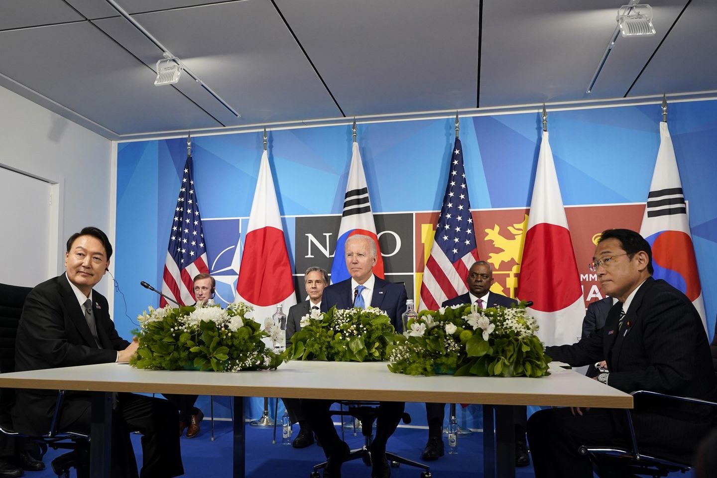 ABD, Japonya ve G. Kore NATO'nun oturum aralarında bir araya geldikçe, Kuzey Kore nükleer tehdidi beliriyor