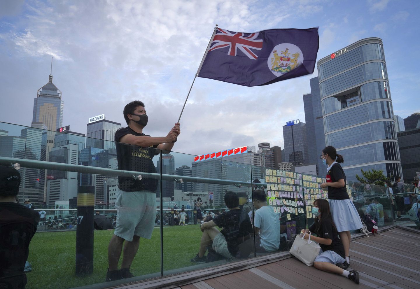 Hong Kong, İngiltere'nin Çin'e devrinden 25 yıl sonra arafta