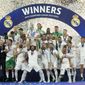 Real Madrid&#39;s Marcelo lifts the trophy after winning the Champions League final soccer match between Liverpool and Real Madrid at the Stade de France in Saint Denis near Paris, Saturday, May 28, 2022. Real Madrid defeated Liverpool 1-0.(AP Photo/Manu Fernandez)