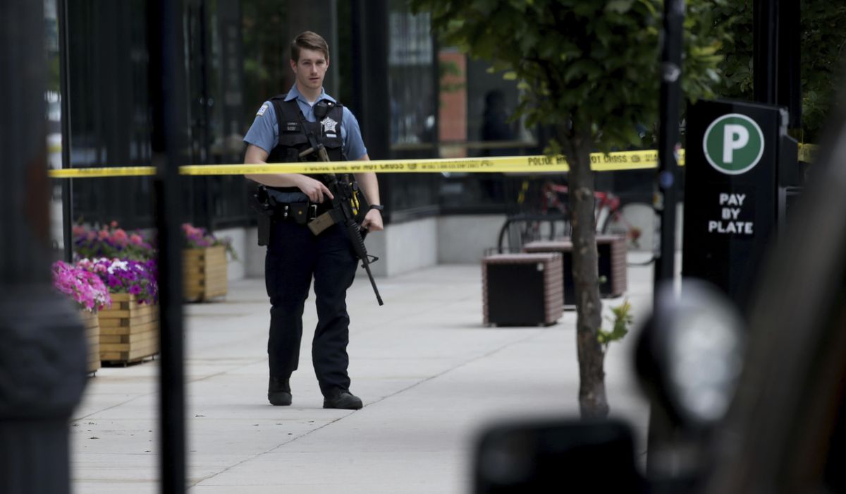 NextImg:Chicago thieves rob 14 people at gunpoint over three-hour period Sunday