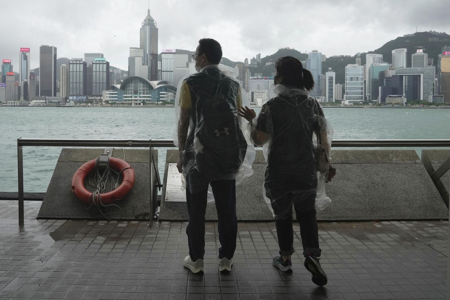 Hong Kong açıklarında gemi fırtınada battı, düzinelerce mürettebat tehlikede