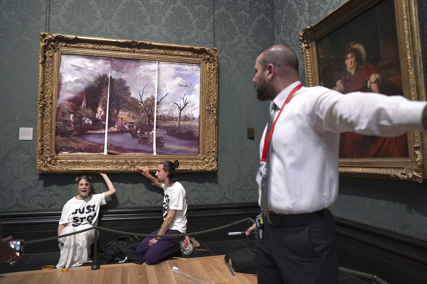 İngiltere'deki iklim protestocuları kendilerini galeri resimlerine yapıştırıyor