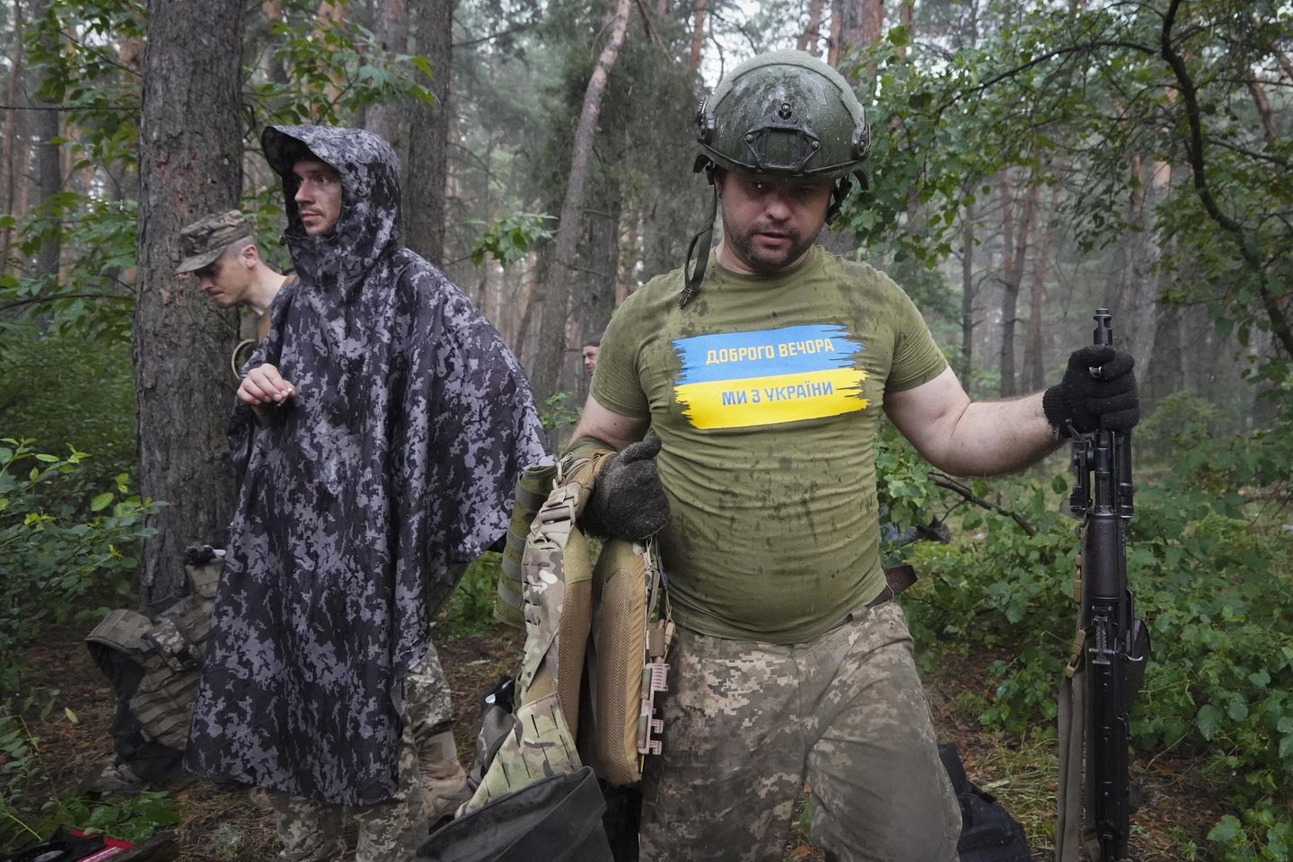 Rusya isyancıların iddia ettiği bölgeyi pound ediyor, Ukrayna geri itiyor