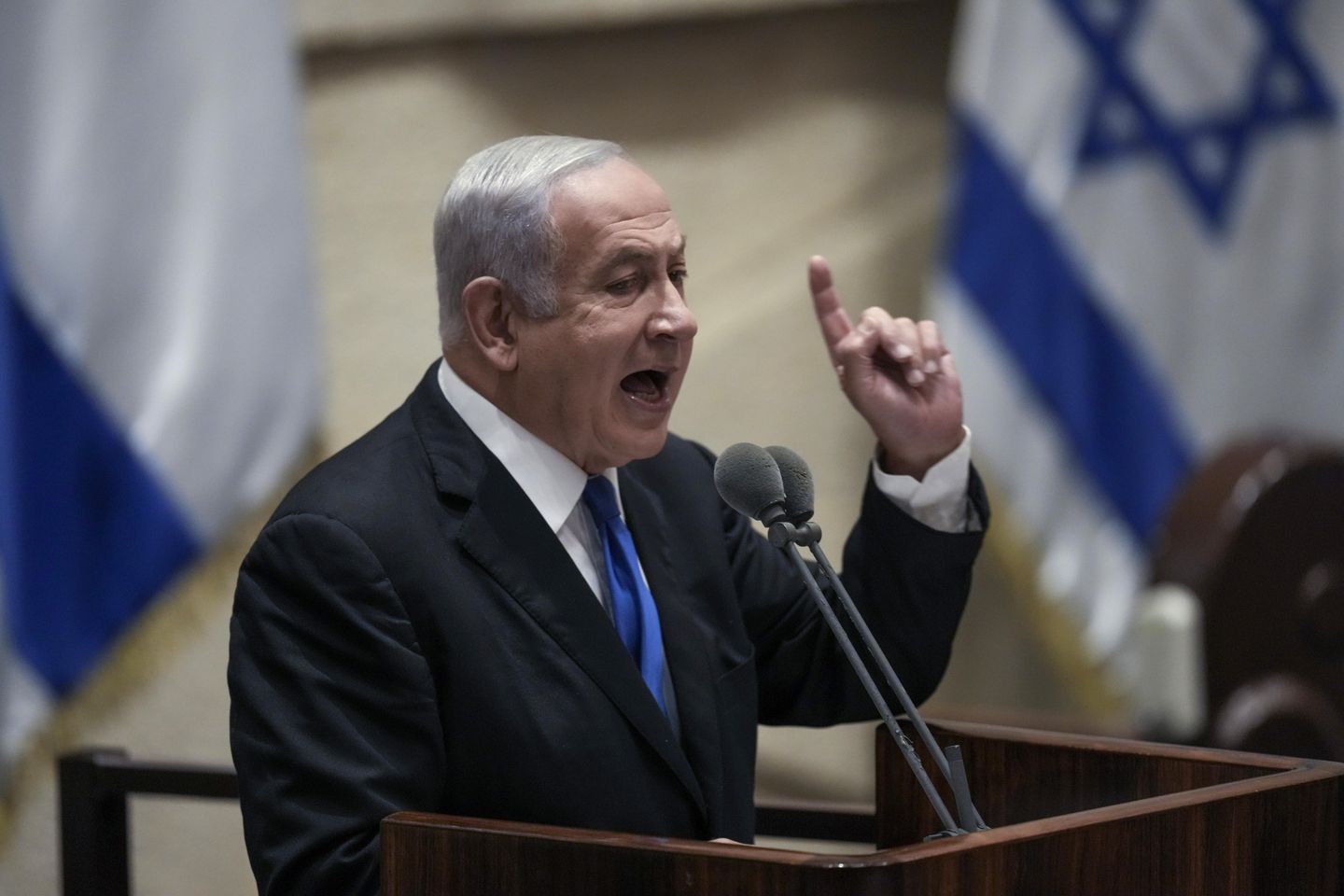Benjamin Netanyahu İsrail seçimlerinden haftalar önce hastaneye kaldırıldı