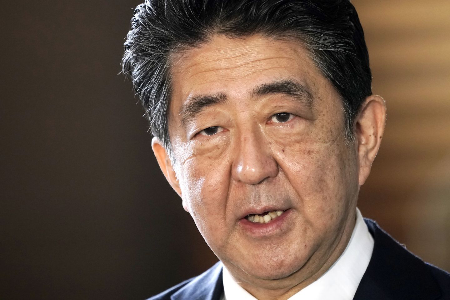 Shinzo Abe bir kampanya konuşması sırasında vuruldu, yere yığıldı