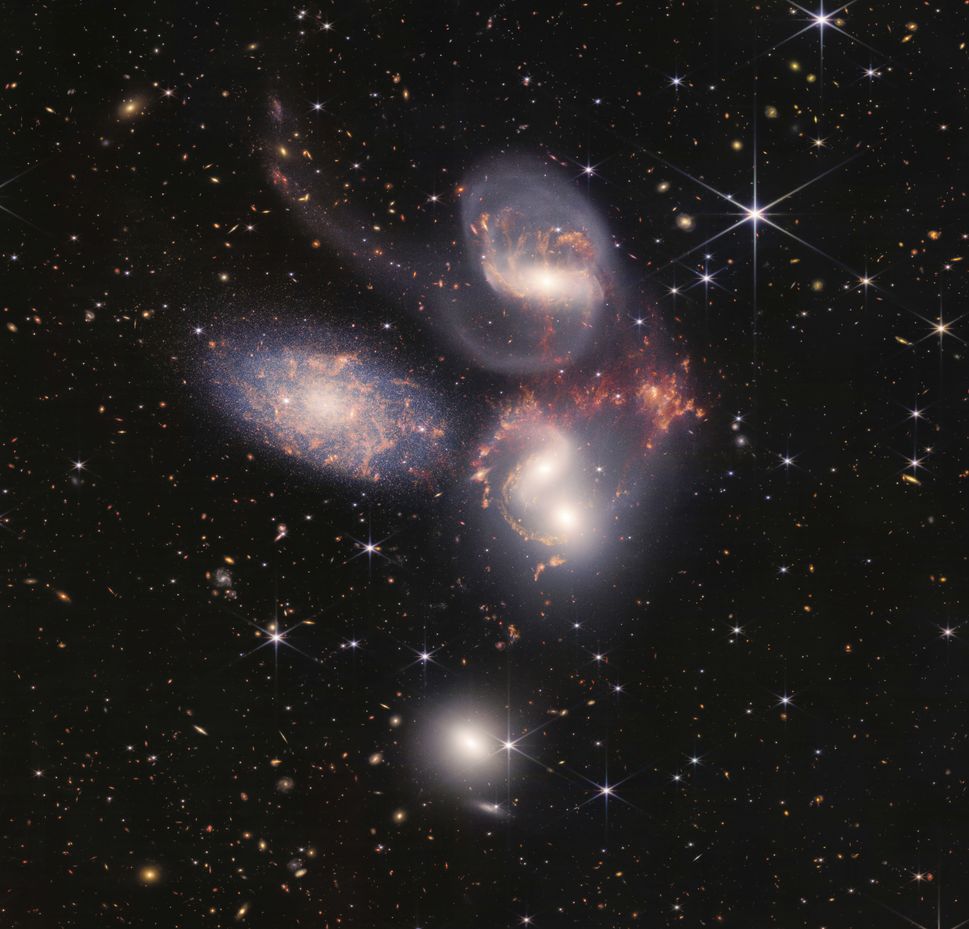 James Webb Uzay Teleskobu: NASA'nın yeni teleskopu yıldız ölümünü, dans eden galaksileri gösteriyor