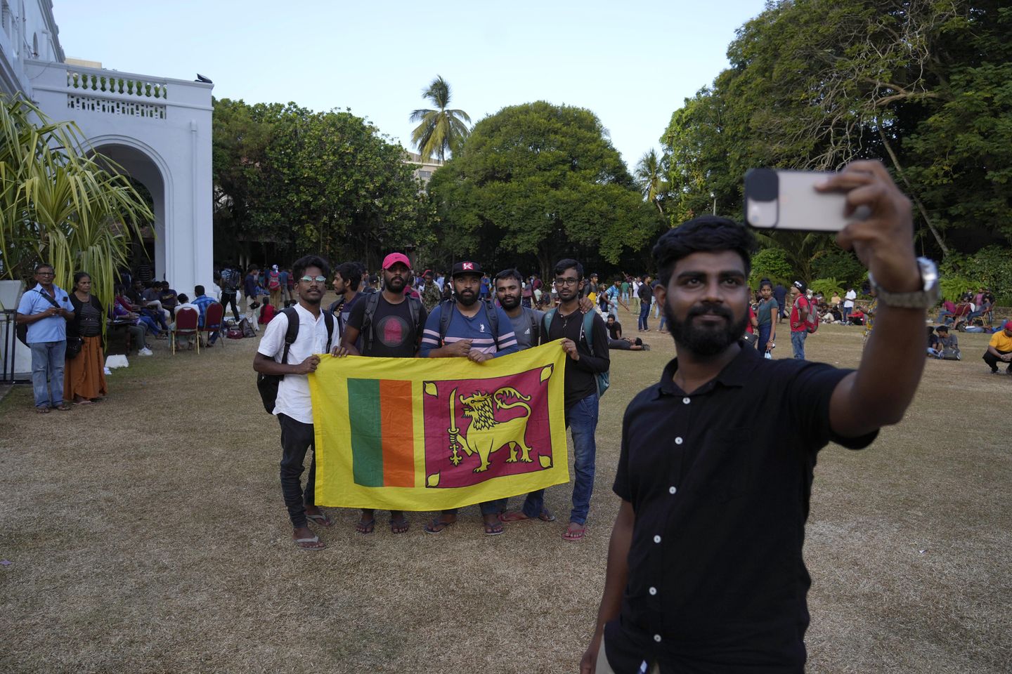 Cumhurbaşkanı Gotabaya Rajapaksa, öfke Başbakan'a dönerken kriz ortasında Sri Lanka'dan kaçtı