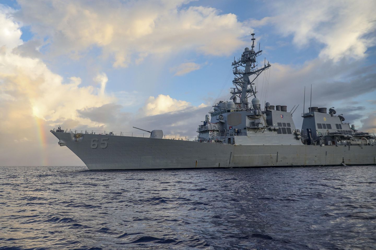 Donanma savaş gemisi Güney Çin Denizi iktidarının yıldönümünü kutladı