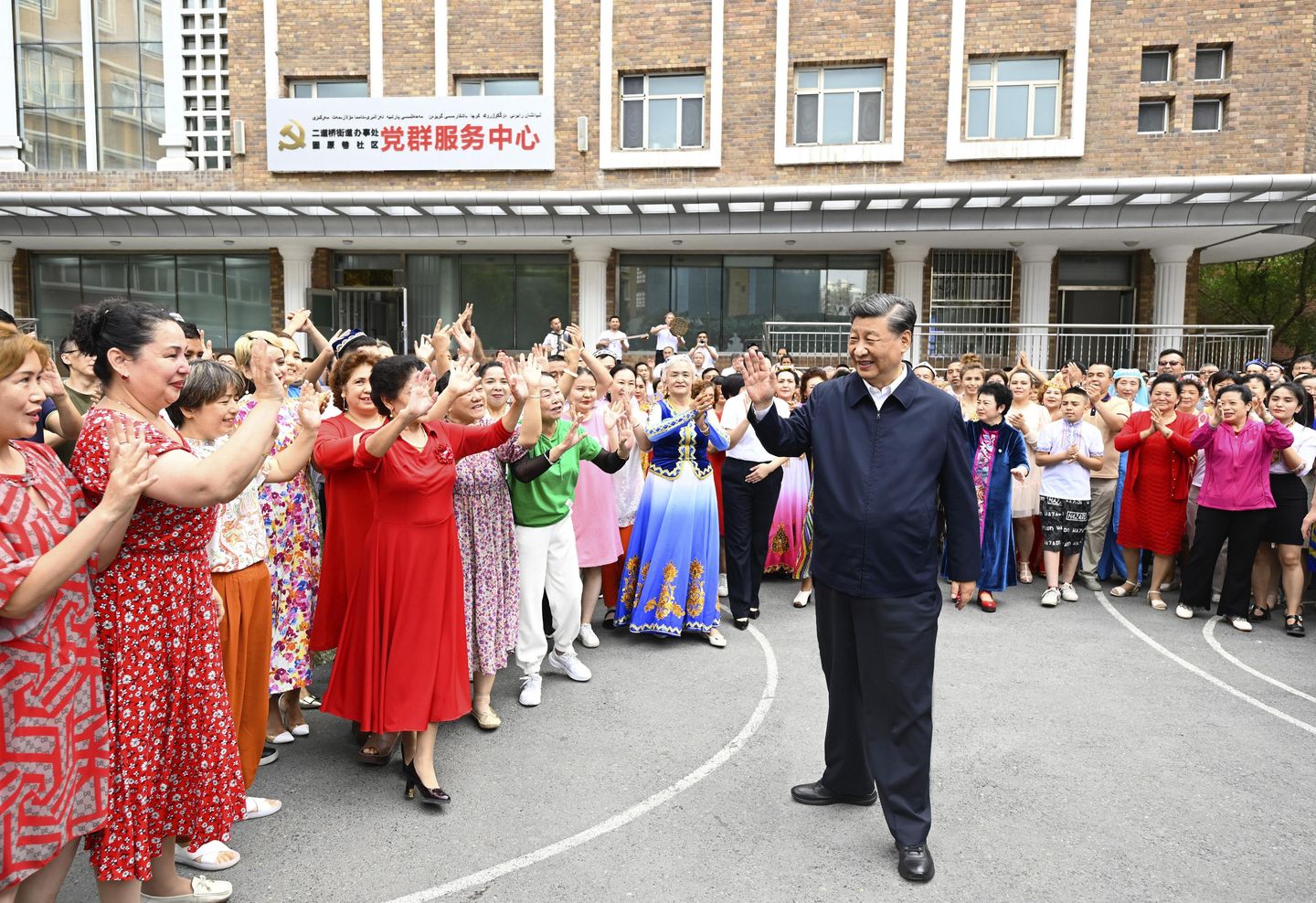 Çin'in Xinjiang'daki Xi'si, Uygur politikasında değişiklik olmadığının sinyalini verdi