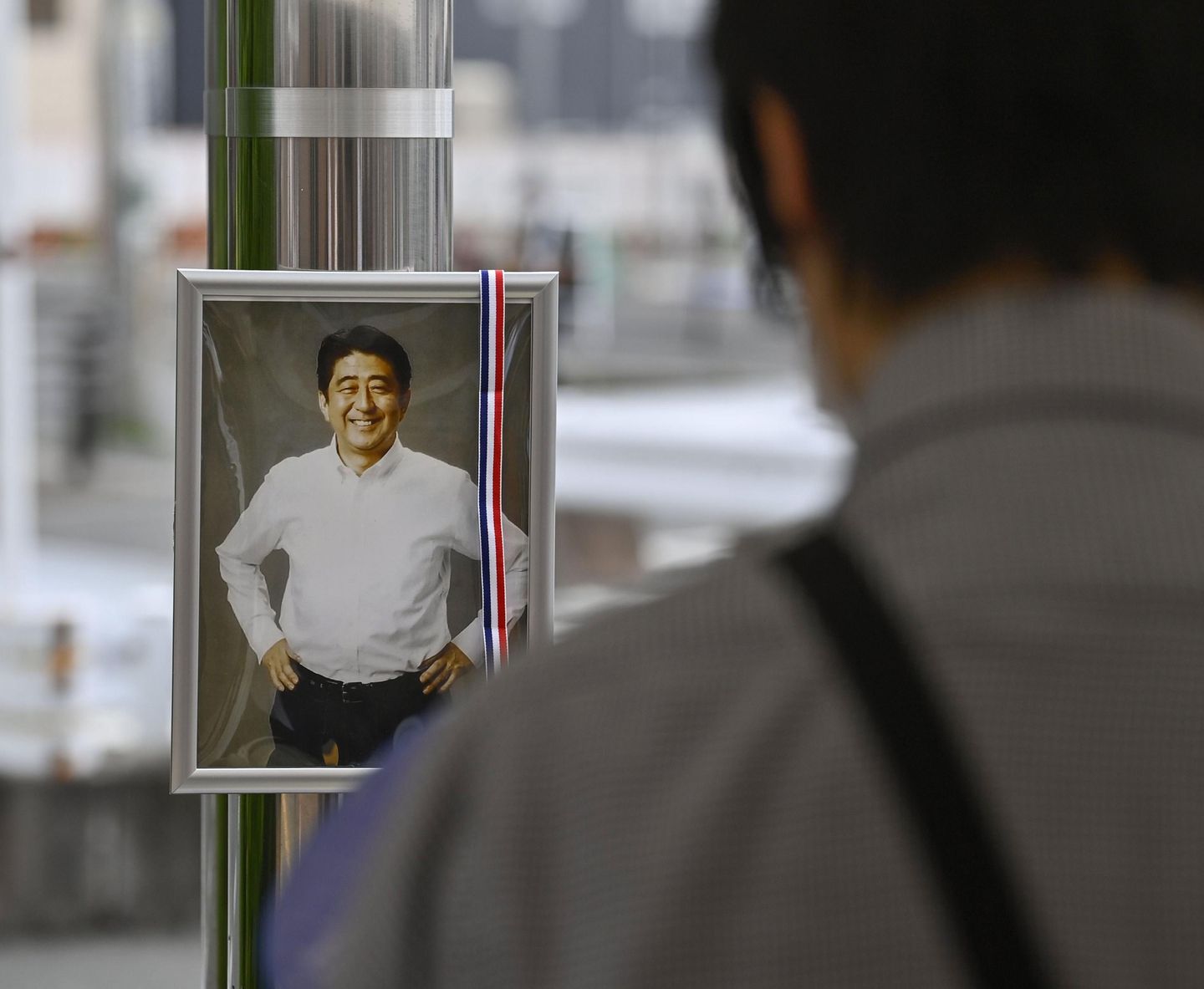 İnsanlar yas tutarken Abe'nin güvenlik açığıyla ilgili polis soruşturması başladı
