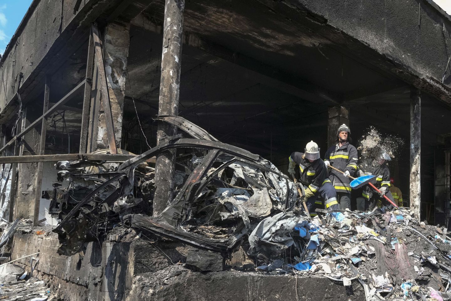 Ukraynalı kurtarma ekipleri, Vinnytsia hava saldırısından kurtulanları arıyor