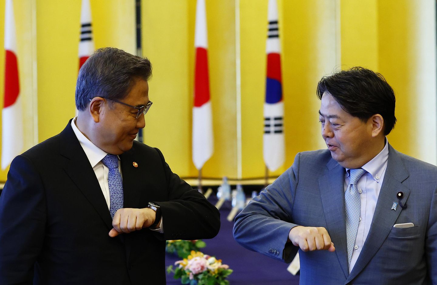 Japonya ve Güney Kore dışişleri bakanları ilişkileri iyileştirme konusunda anlaştı