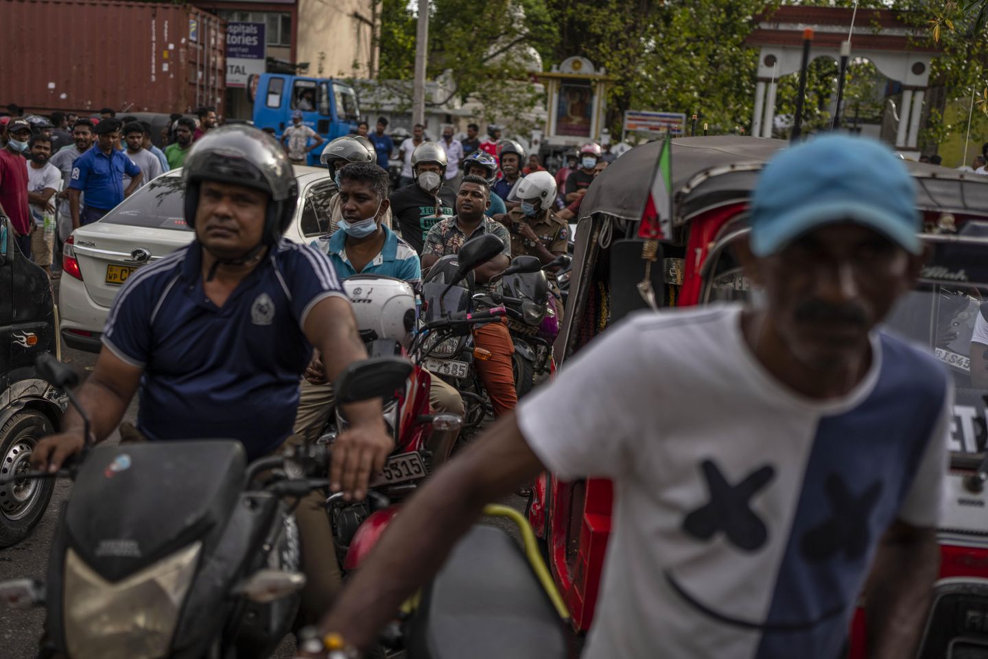 Sri Lanka Devlet Başkan Vekili Ranil Wickremesinghe, protestoların ortasında acil durum ilan etti