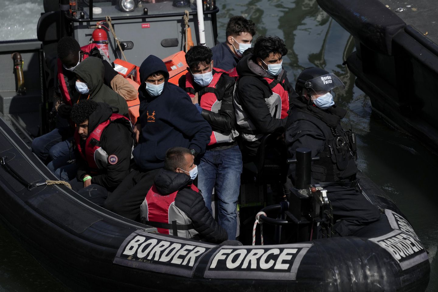 Rapor: İngiltere, göçmen geçişlerindeki artıştan açıkça bunaldı