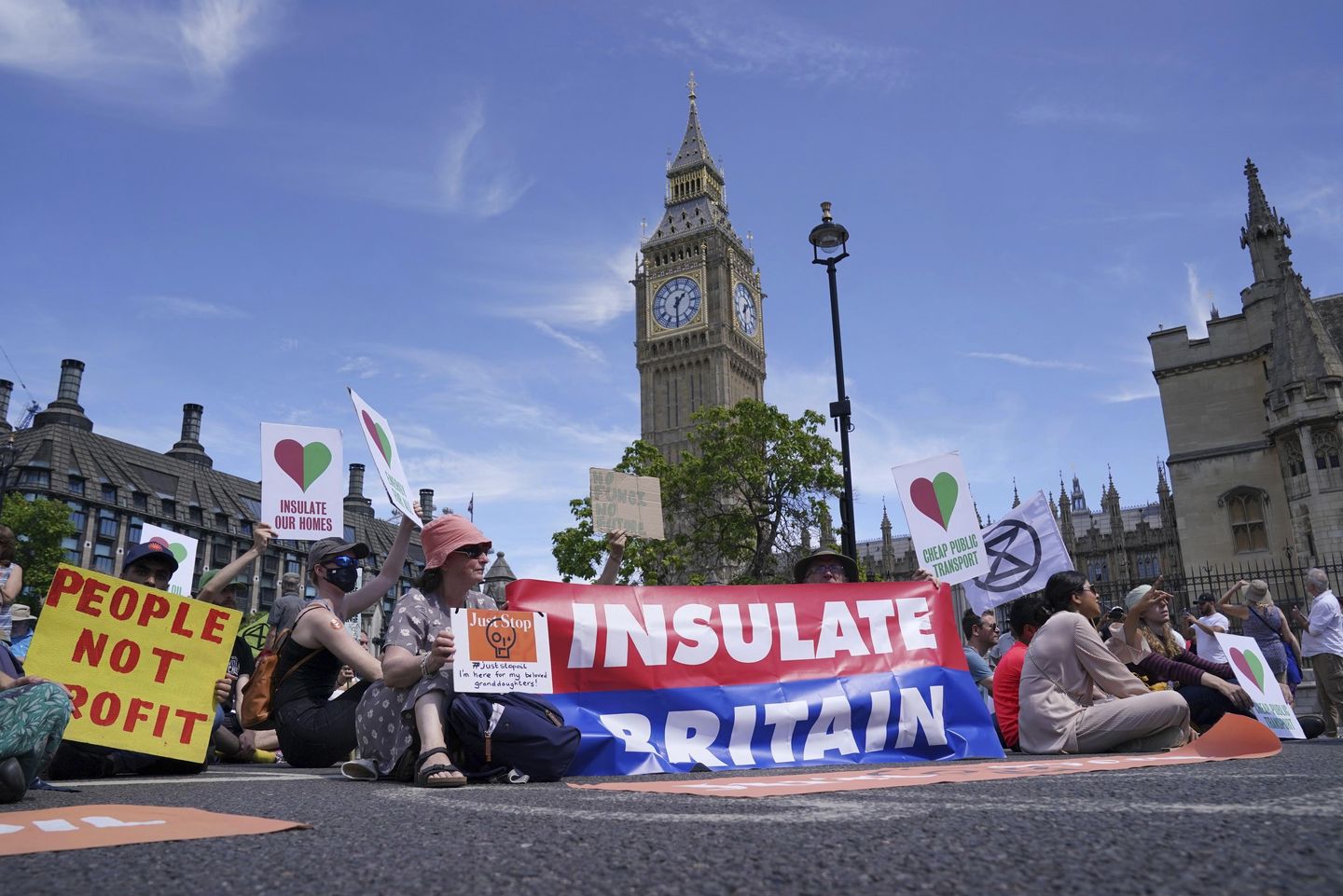 İngiltere'deki protestocular rekor sıcaklık dalgasından sonra iklim değişikliğini kınadı