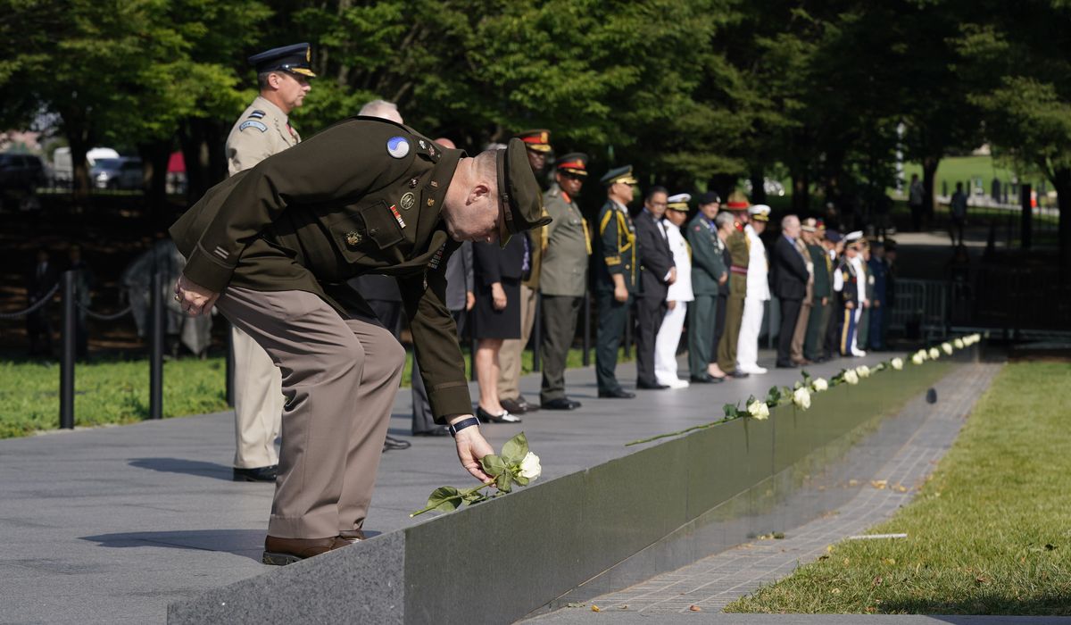 추모의 벽에 걸린 전사자들을 기리는 한국 참전용사들