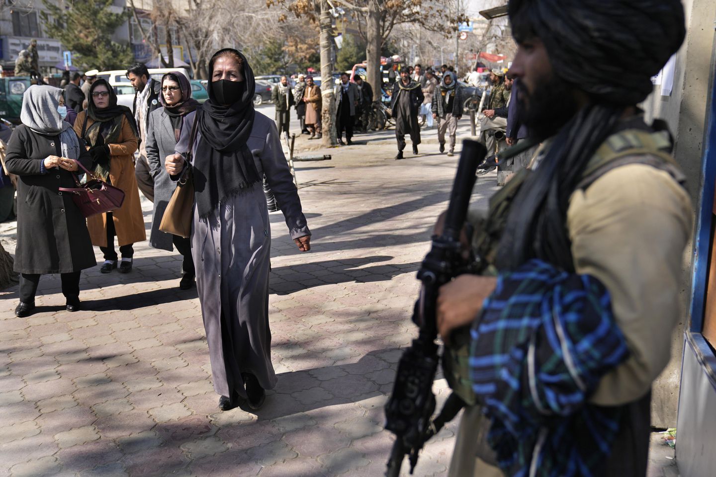 Af Örgütü: Taliban'ın haklara yönelik baskıları kadınları 'boğuyor'